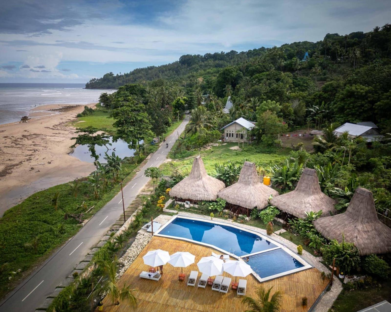 Three Queen Villa And Homestay Waikabubak Exterior foto